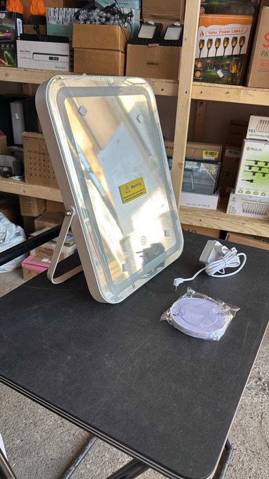 Oglinda de masa sau perete