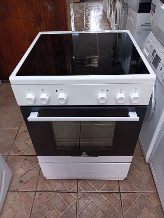 Свободно стояща печка с керамичен плот Elektrolux с 2 години гаранция!