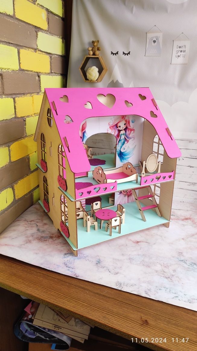 Кукольный домик с мебелью и текстилем