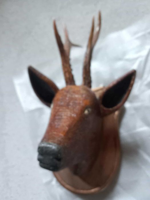 Trofeu căprior cu sculptură – decoruri autentice pe panoplie!