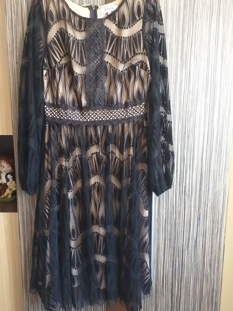 Rochie elegantă din tiul cu inserții de catifea
