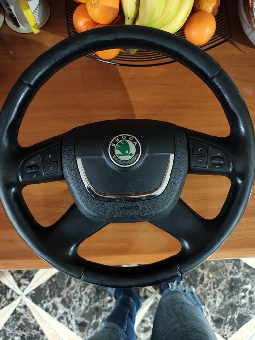 Vând volan de Skoda Octavia 2 an 2012. Comenzi pe volan + airbag