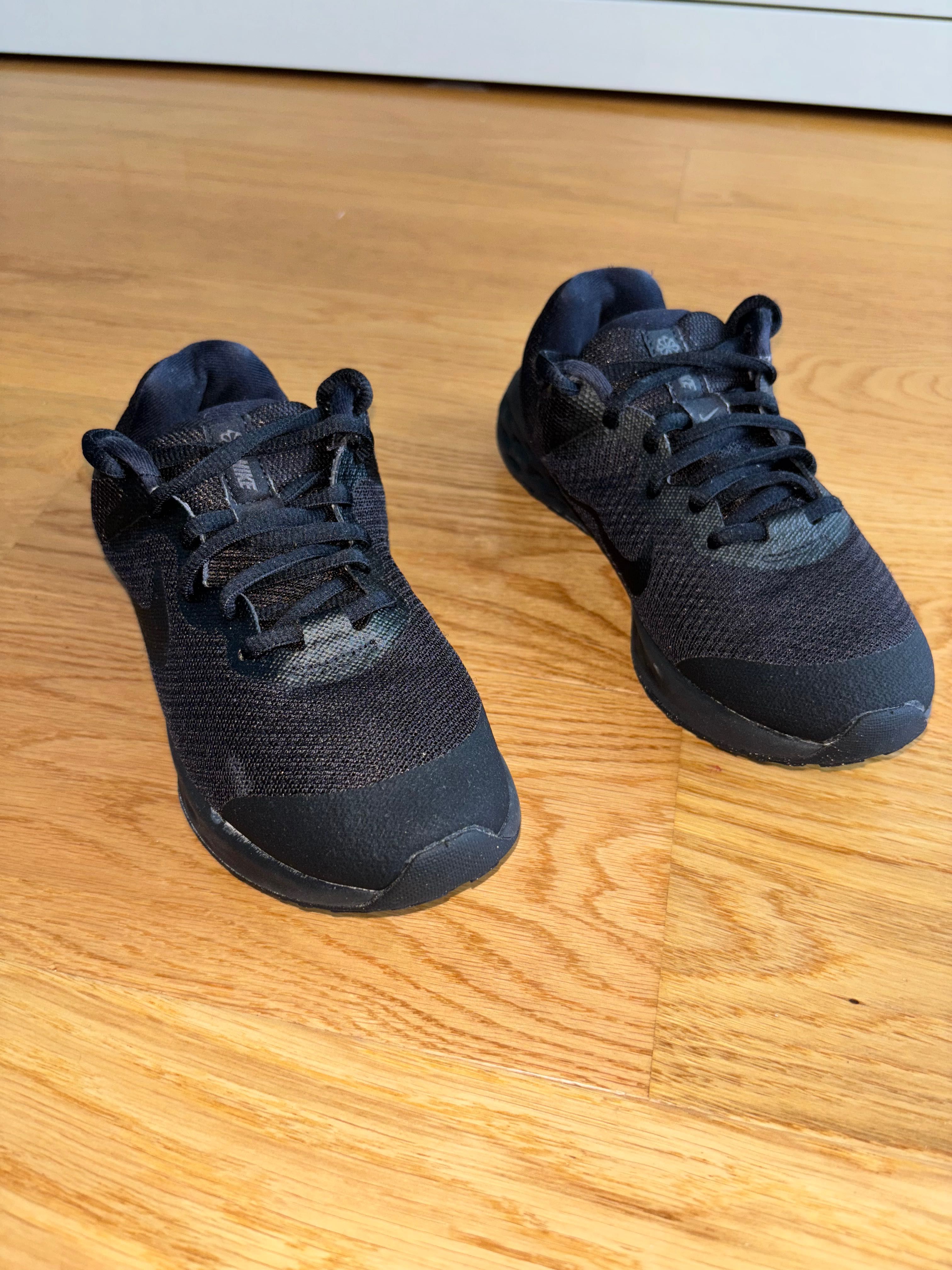 Nike маратонки Revolution 6 размер 35.5
