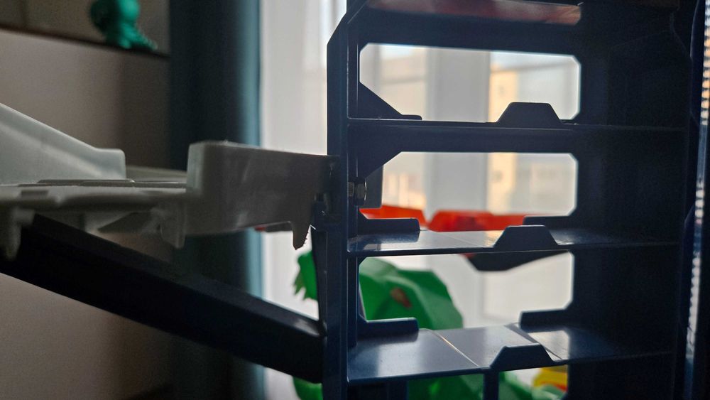 Hot wheels Ultimate Garage гараж с динозавър