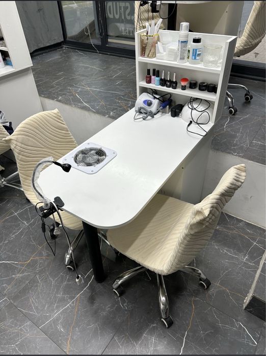 Маникюрный стол вместе с вытяжкой