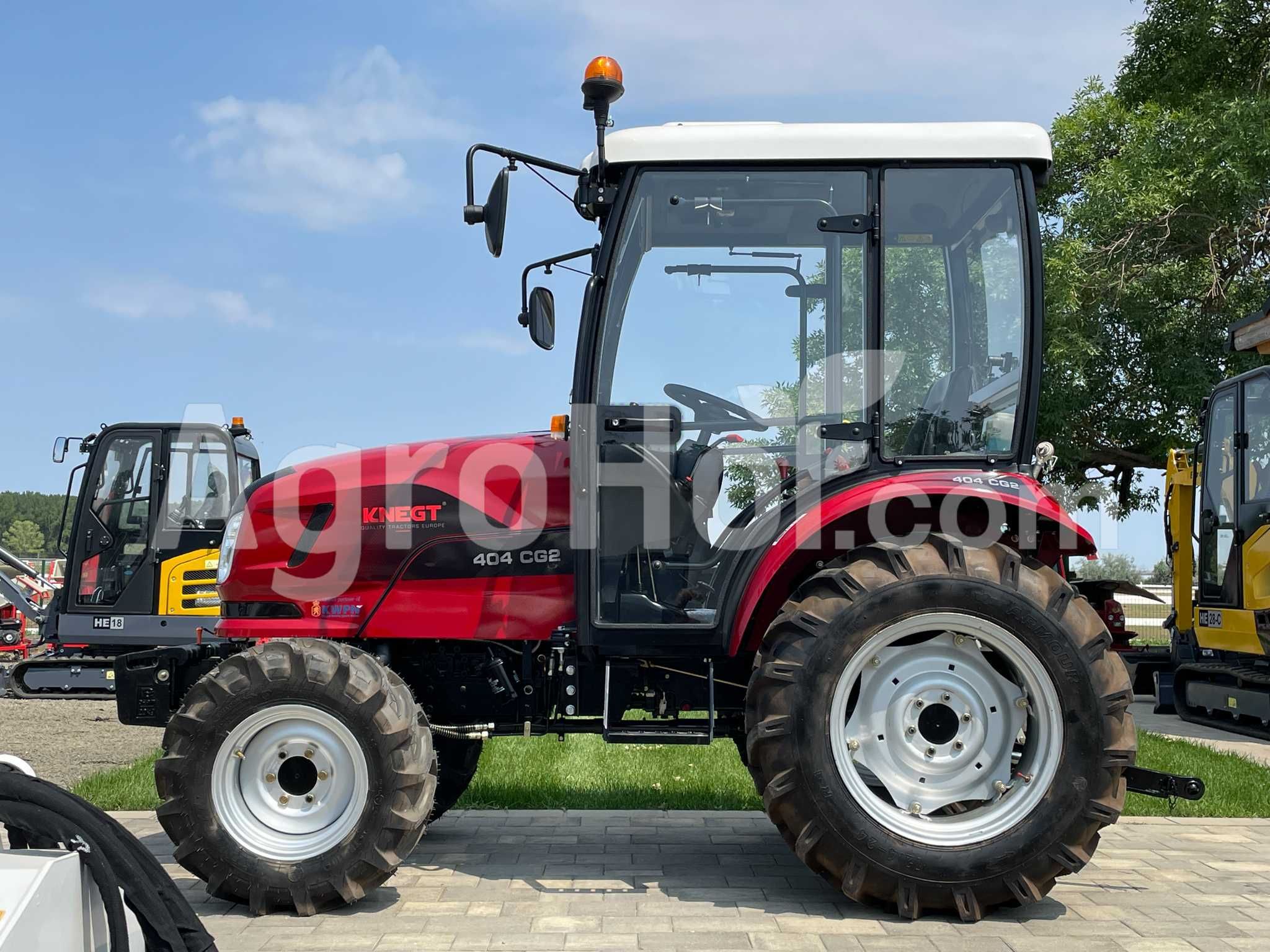 Tractor cu cabină 40 CP / Knegt404G2