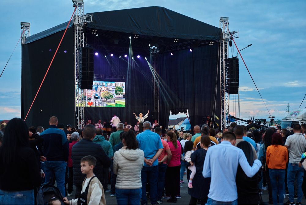 Scena  acoperita evenimente aer liber de inchiriat