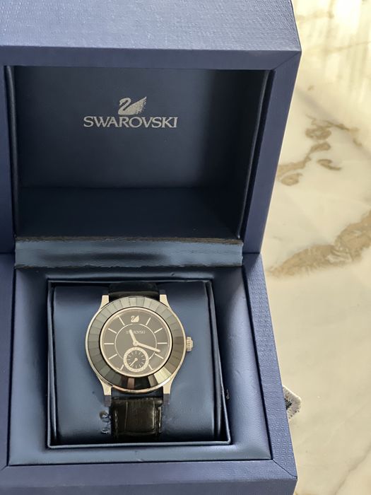 Класически черен часовник SWAROVSKI