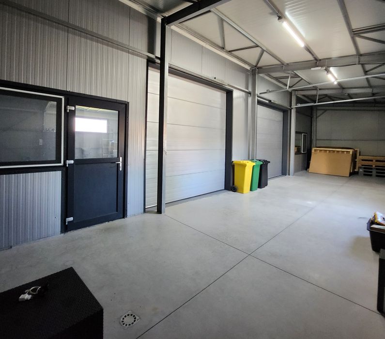 VÂND / Inchiriez HALĂ metalică demontabilă din PANOURI SANDWICH