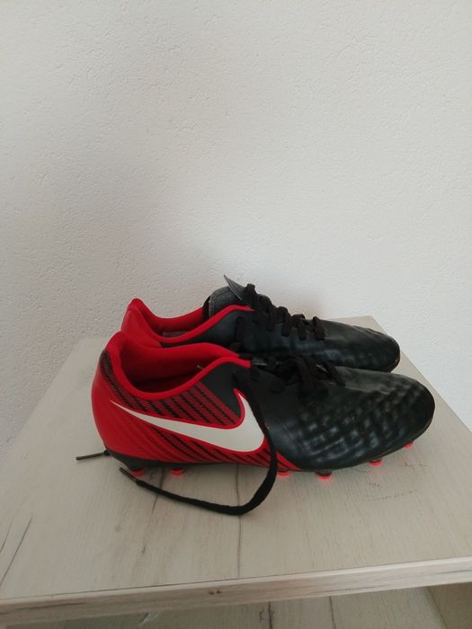 Vand crampoane de fotbal în diferite mărimi