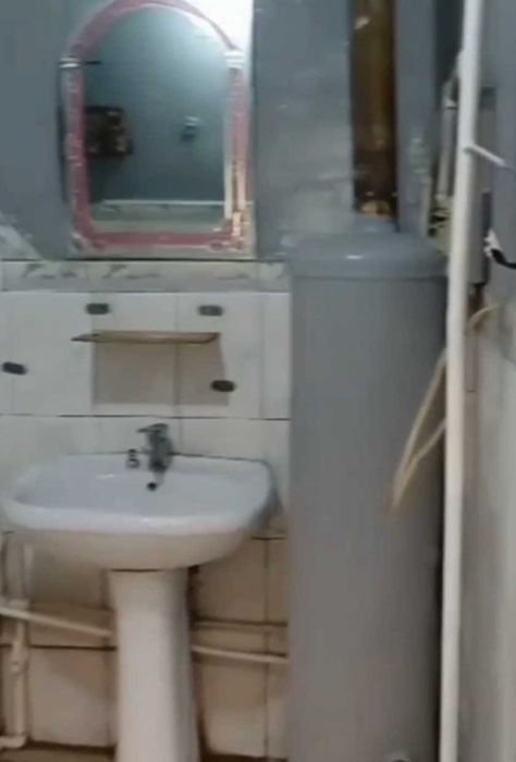 Shahar markazida Kvartira sotiladi 1-etaj  2 hona KlaraSetkin.Bozorcha