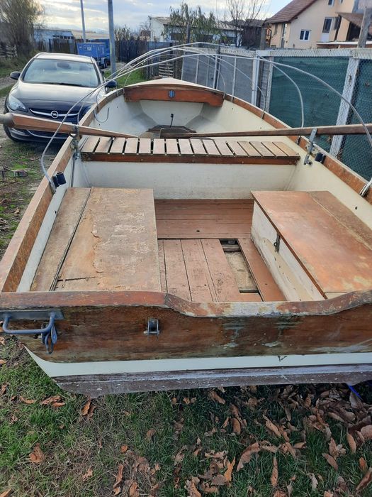 Barcă din fibră cu spațiu de depozitare