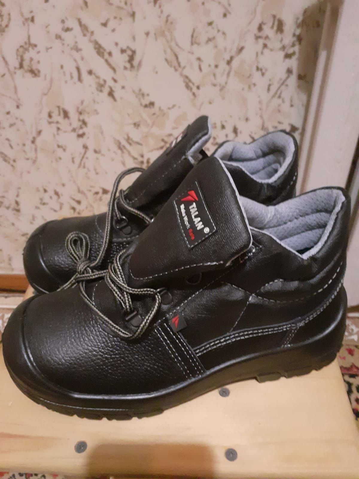 Продаю рабочие ботинки.