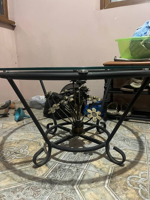 Продам стеклянный стол