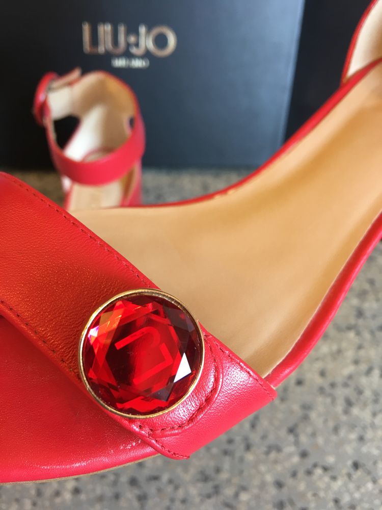 Liu Jo сандали в прекрасен червен цвят.