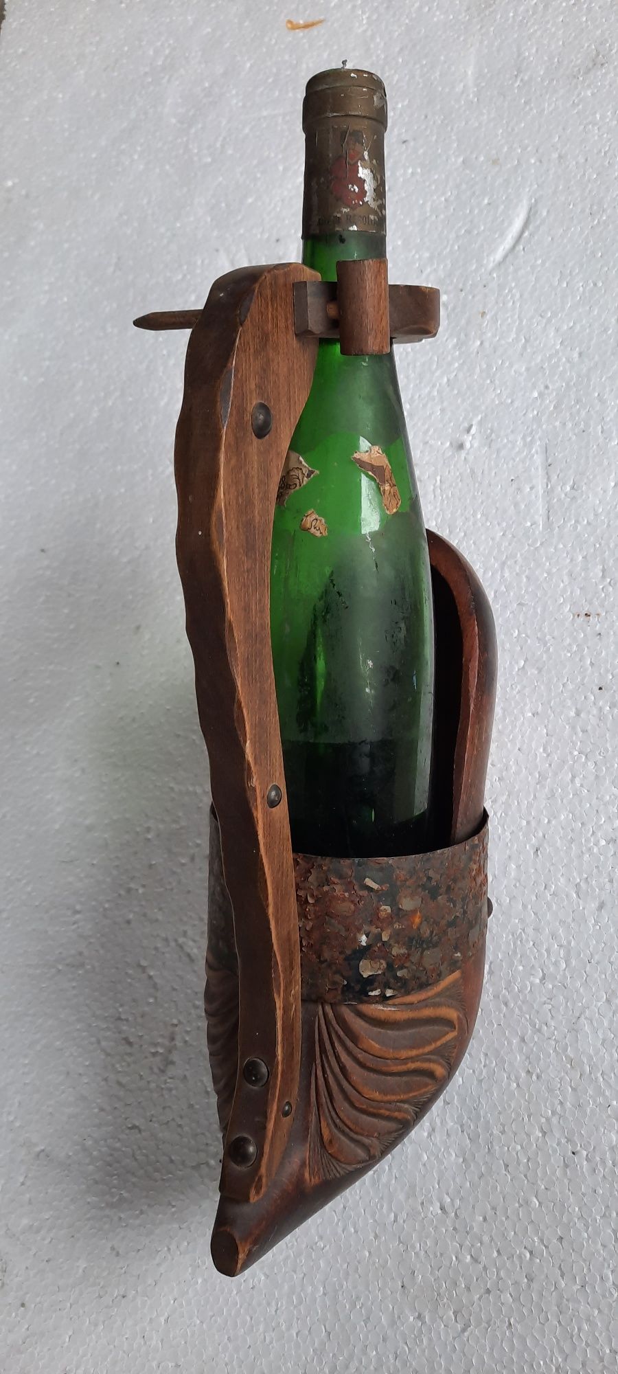 Suport original din lemn masiv pentru sticle de vin