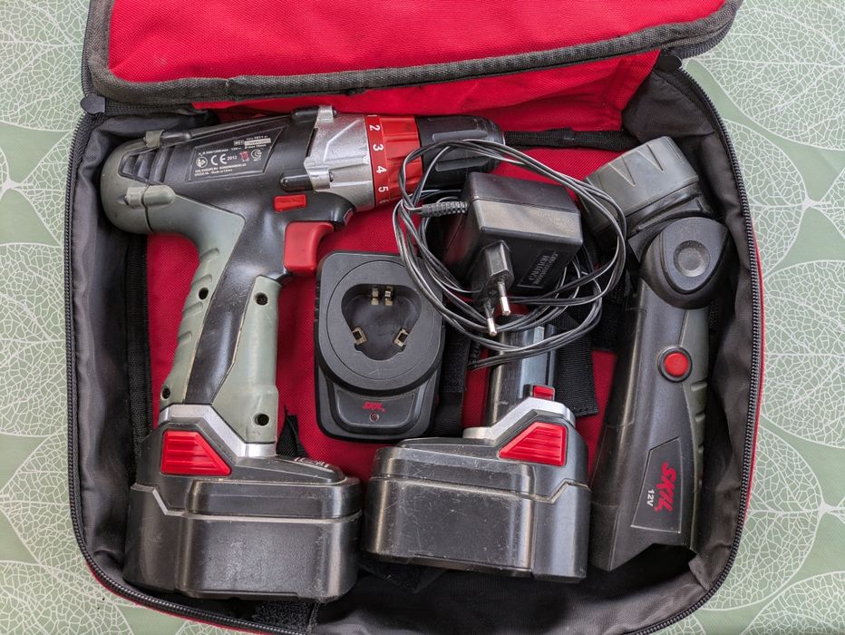 Vând trusă de înfiletat/înșurubat Skil 12 V