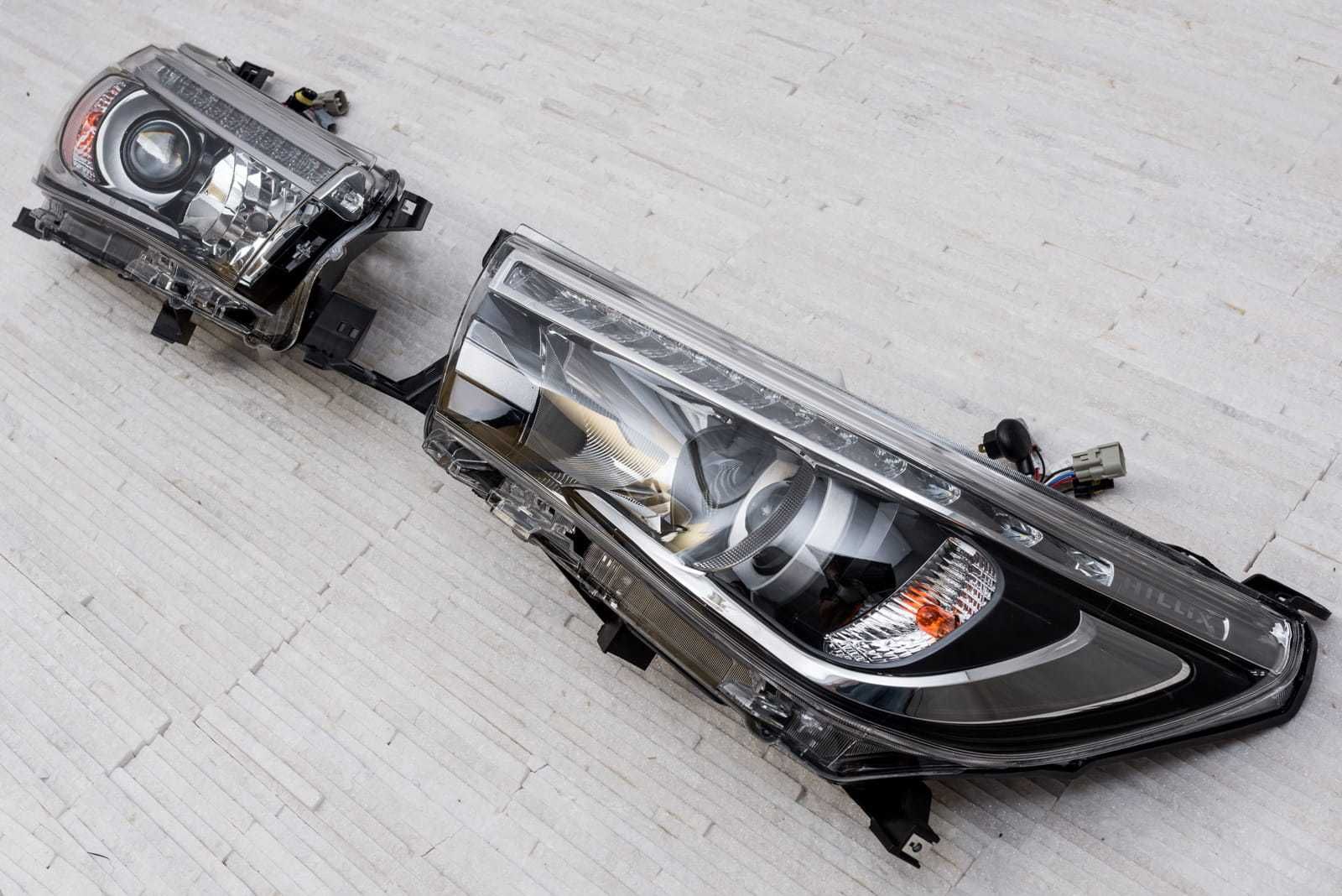 Комплект Фарове за Toyota Hilux DRL + LED 2015 - 19 год.