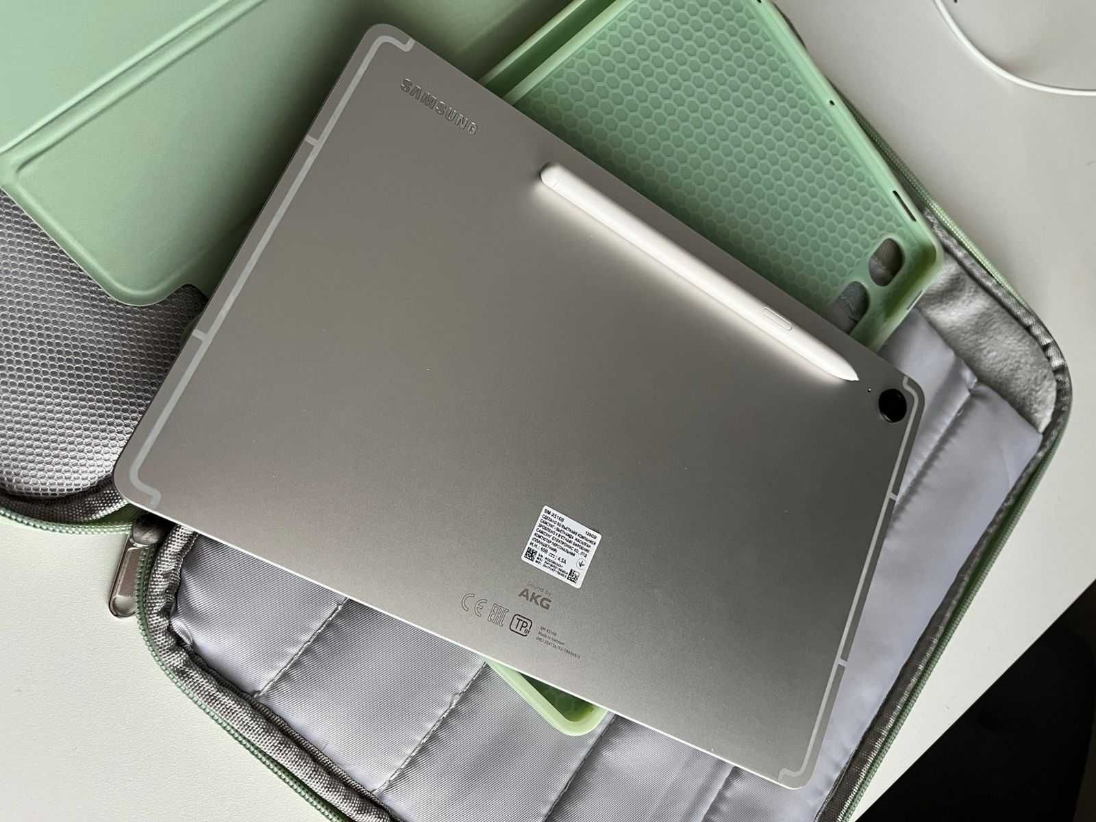 Планшет Samsung Galaxy Tab S9FE 5G в идеальном, магазинном состоянии.