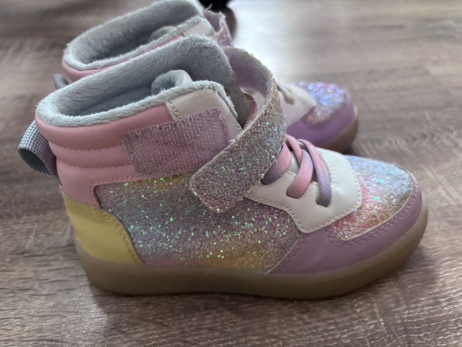 Ghete H&M fetite, marimea 26, talpa cu luminite roz