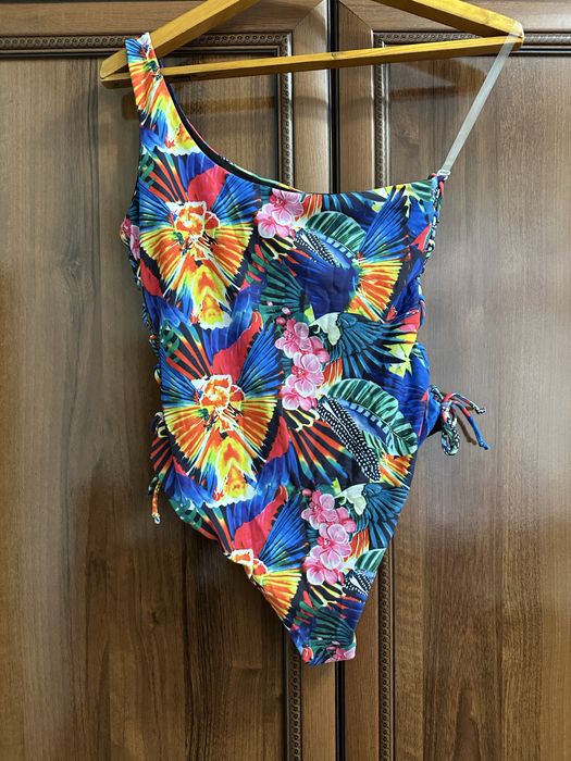 Стильный Купальник на одно плечо.