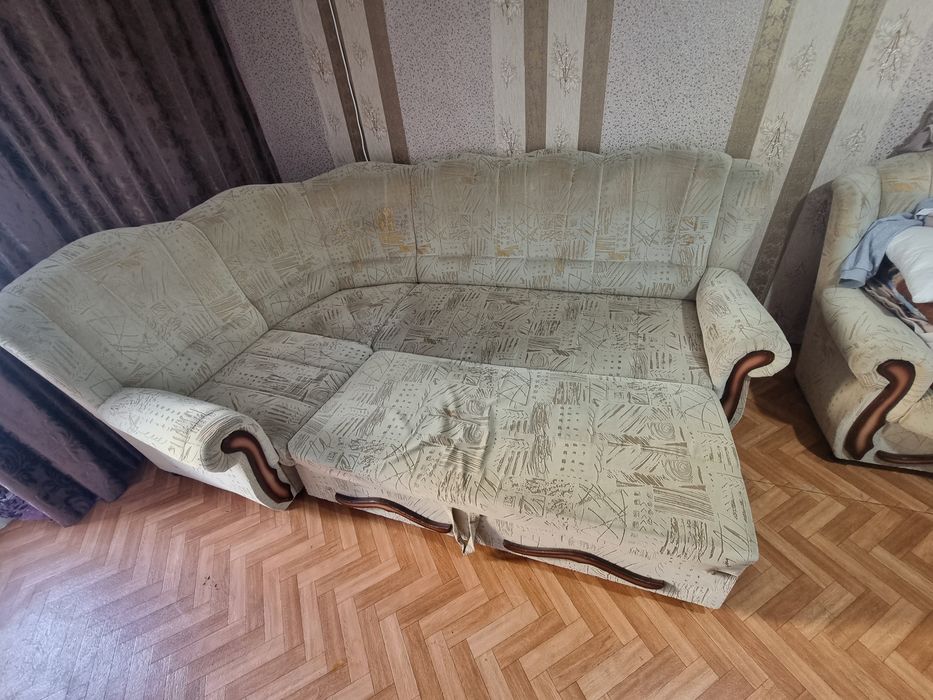 Продам диван угловой с креслом.