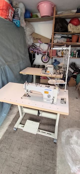Vând două mașini de cusut Jack