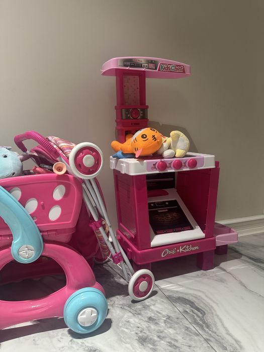 Игрушки,кухня,мягкие игрушки,коляска,корзинка,конструктор