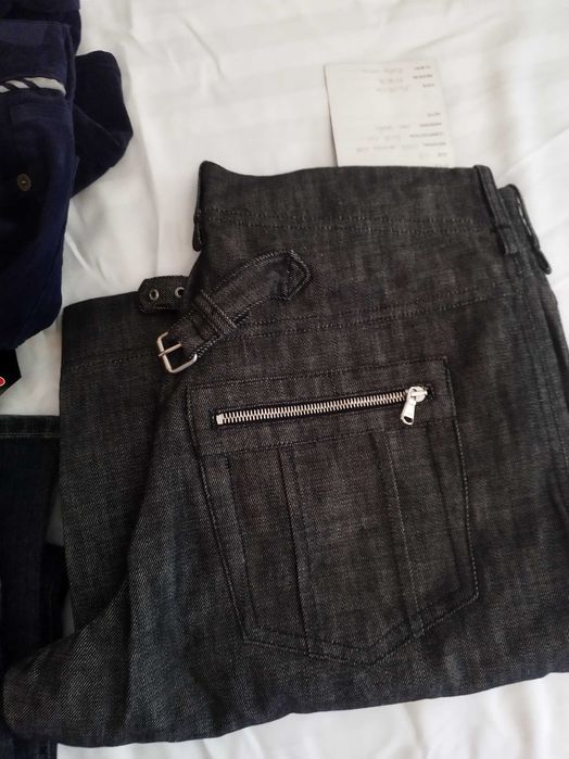 Blugi dama și bărbat fără a fi purtate sunt noi