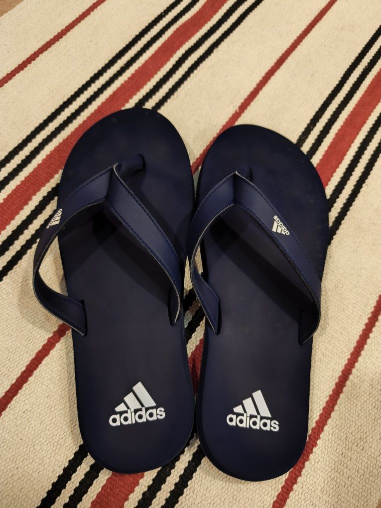Slapi adidas pentru plaja
