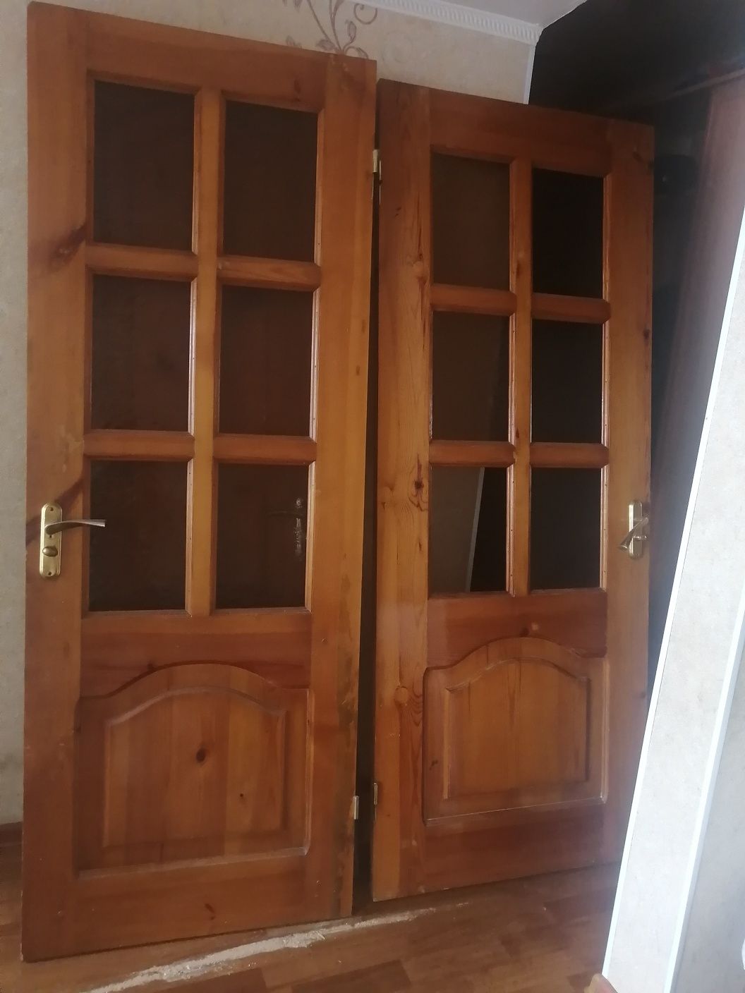 Продам межкомнатные дверей деревянные лакам покрытые