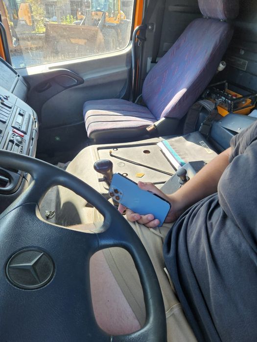 Camion Mercedes Atego basculabil și macara