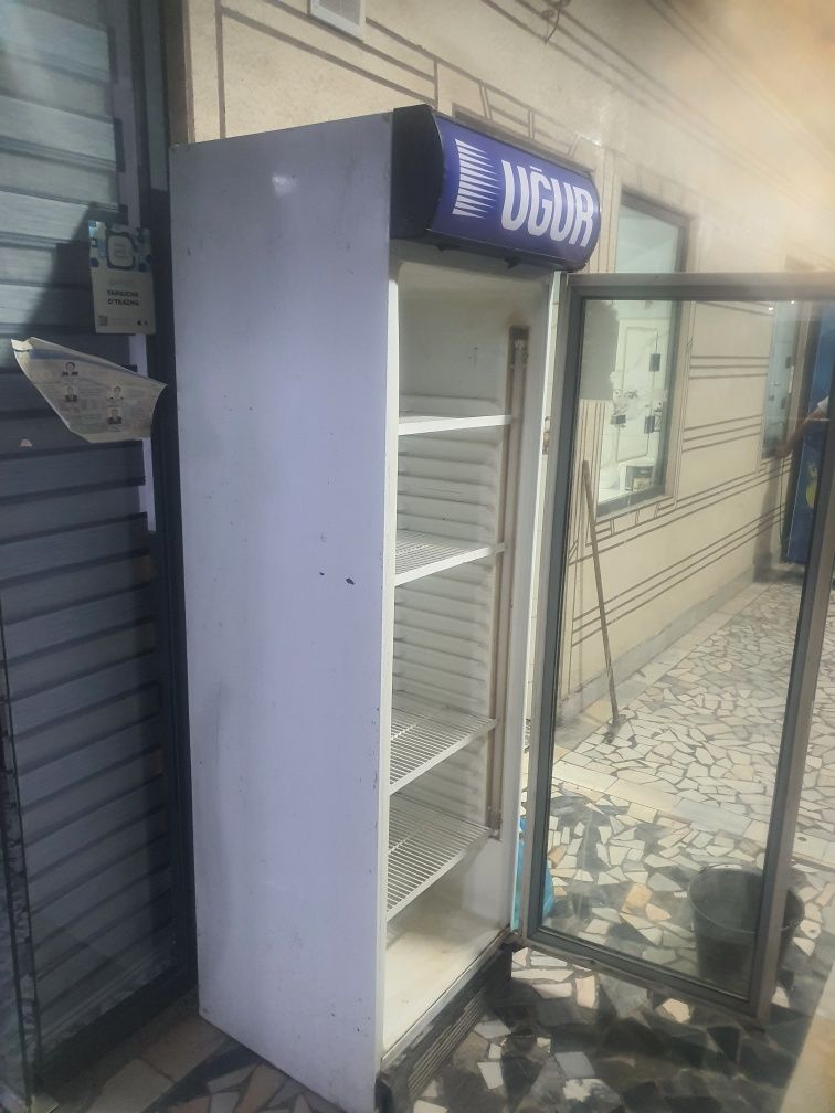 Холодильник витрина сотилади
