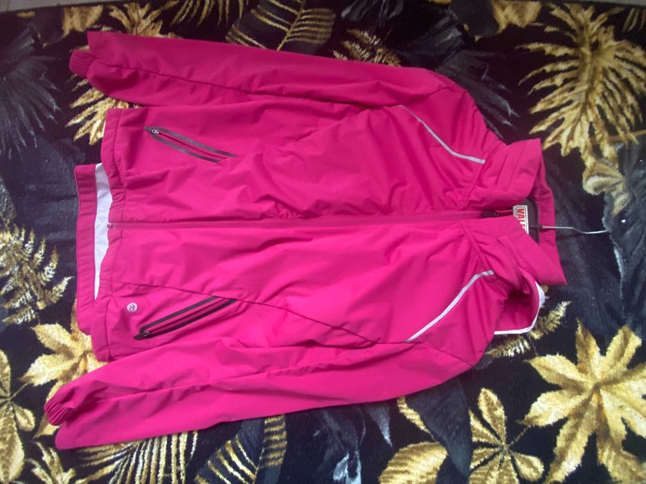 Jacheta/Geaca sport C&A, roz, subtire, S/36 cu gluga ascunsa, nou