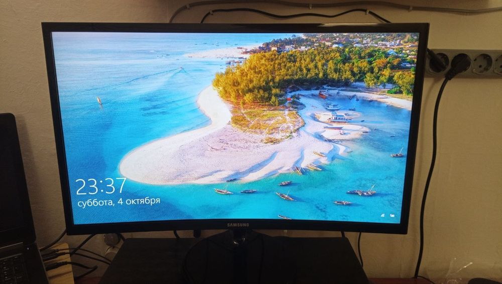 Изогнутый монитор Samsung 24 дюйма