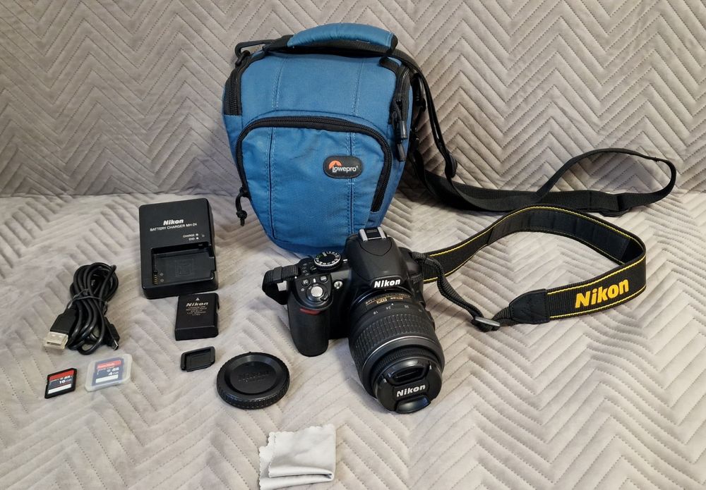 DSLR Nikon D3100, obiectiv Nikon DX Nikkor 18-55mm, VR