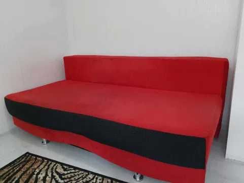 vand canapea rosie extensibila