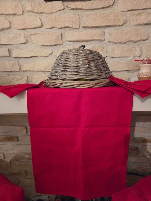 Fata de masa/runner si 4 servetele din 100% bumbac rosu