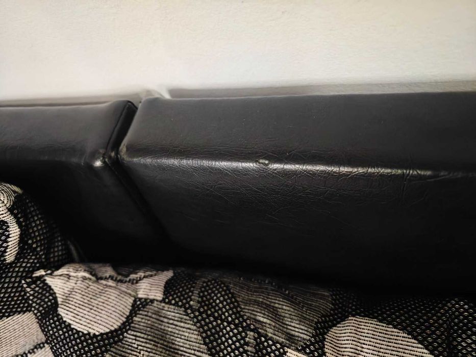 Ъглов разтегателен диван и 4 кожени стола