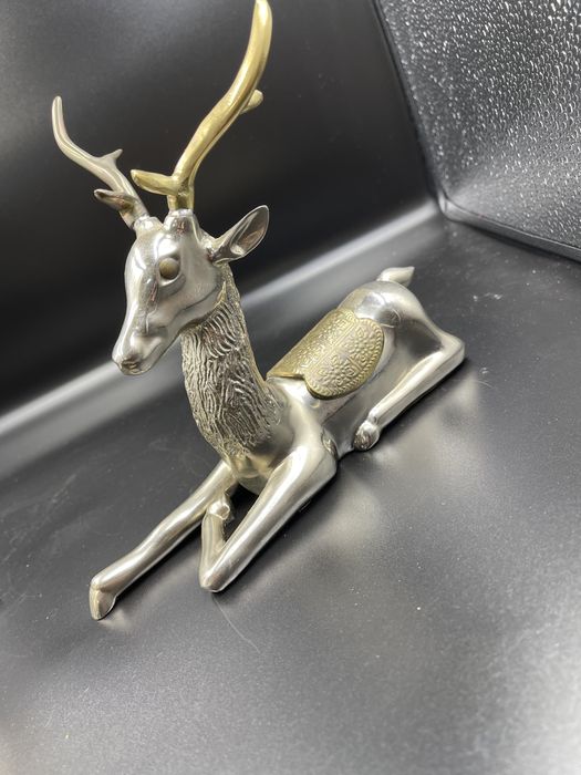 Doua capre din alama argintata, gravate