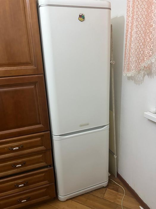 Продам холодильник Ariston, отличное состояние. Срочно