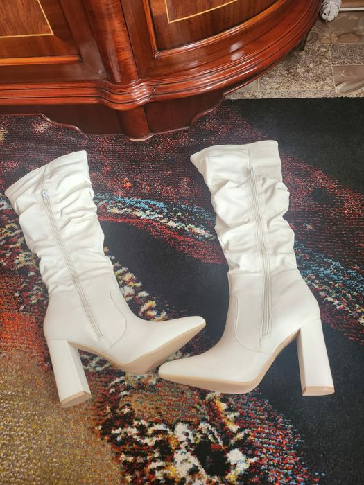 Дамски елегантни ботуши,нови.