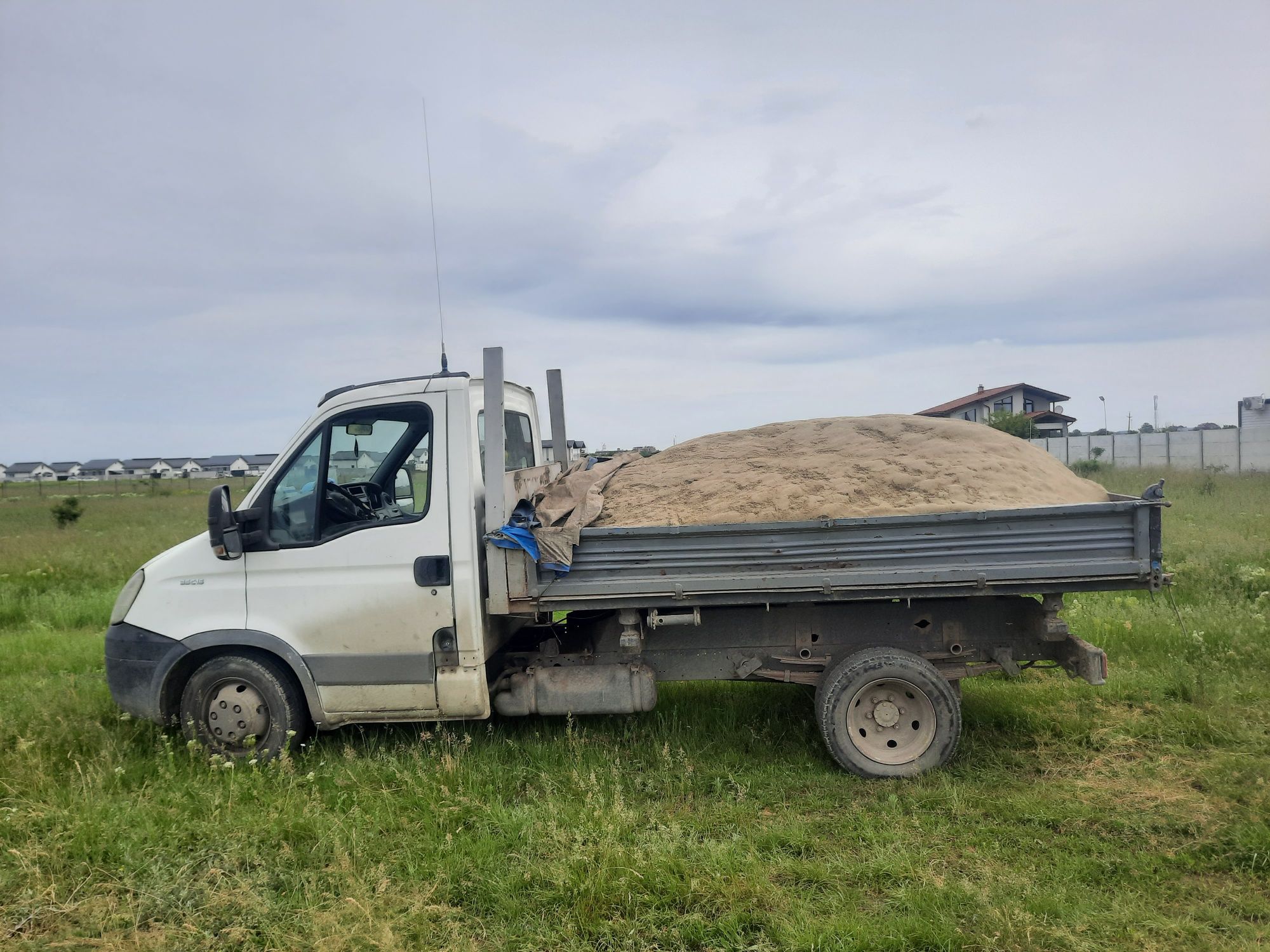 Nisip pietriș balast pământ negru moloz bobcat miniexcavator