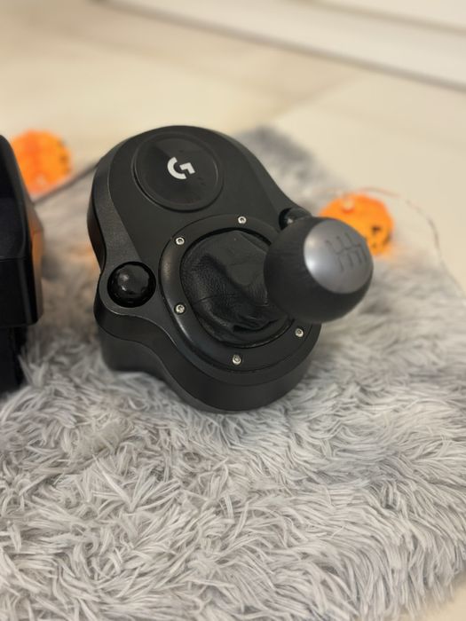 Гейминг волан Logitech G29(с педали) със скоростен лост и две игри.