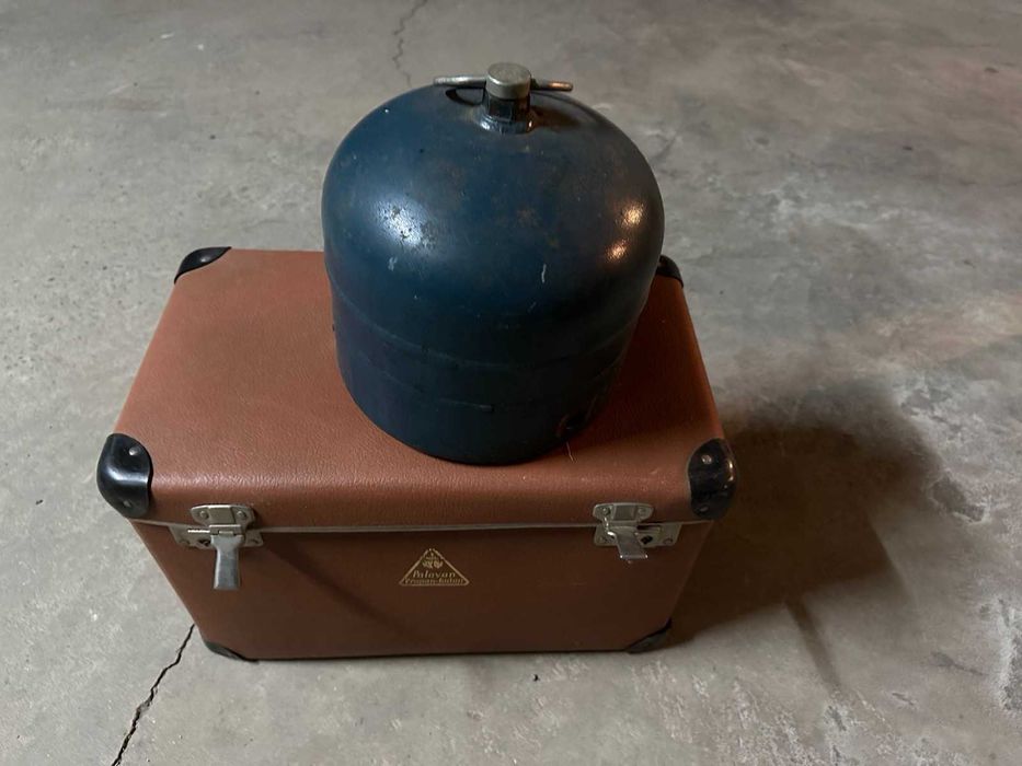 Газова бутилка с малко куфарче за пренасяне