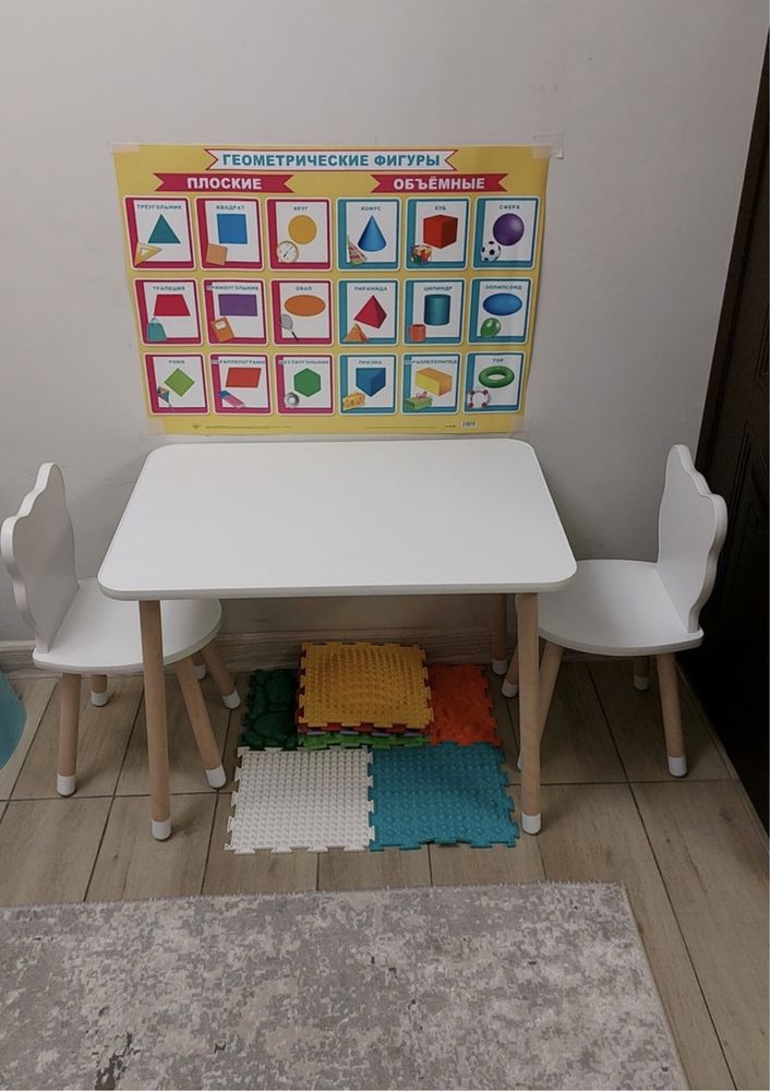 Детский стол с двумя стульями