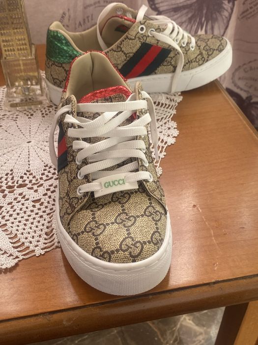 Vand  adidasi Gucci