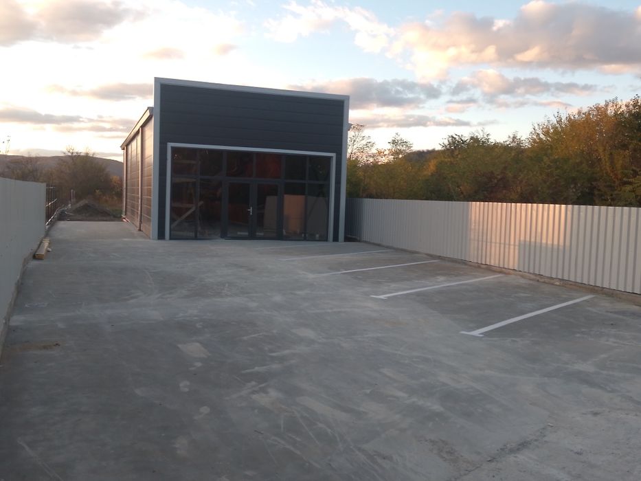 Închiriez spațiu la strada principala.