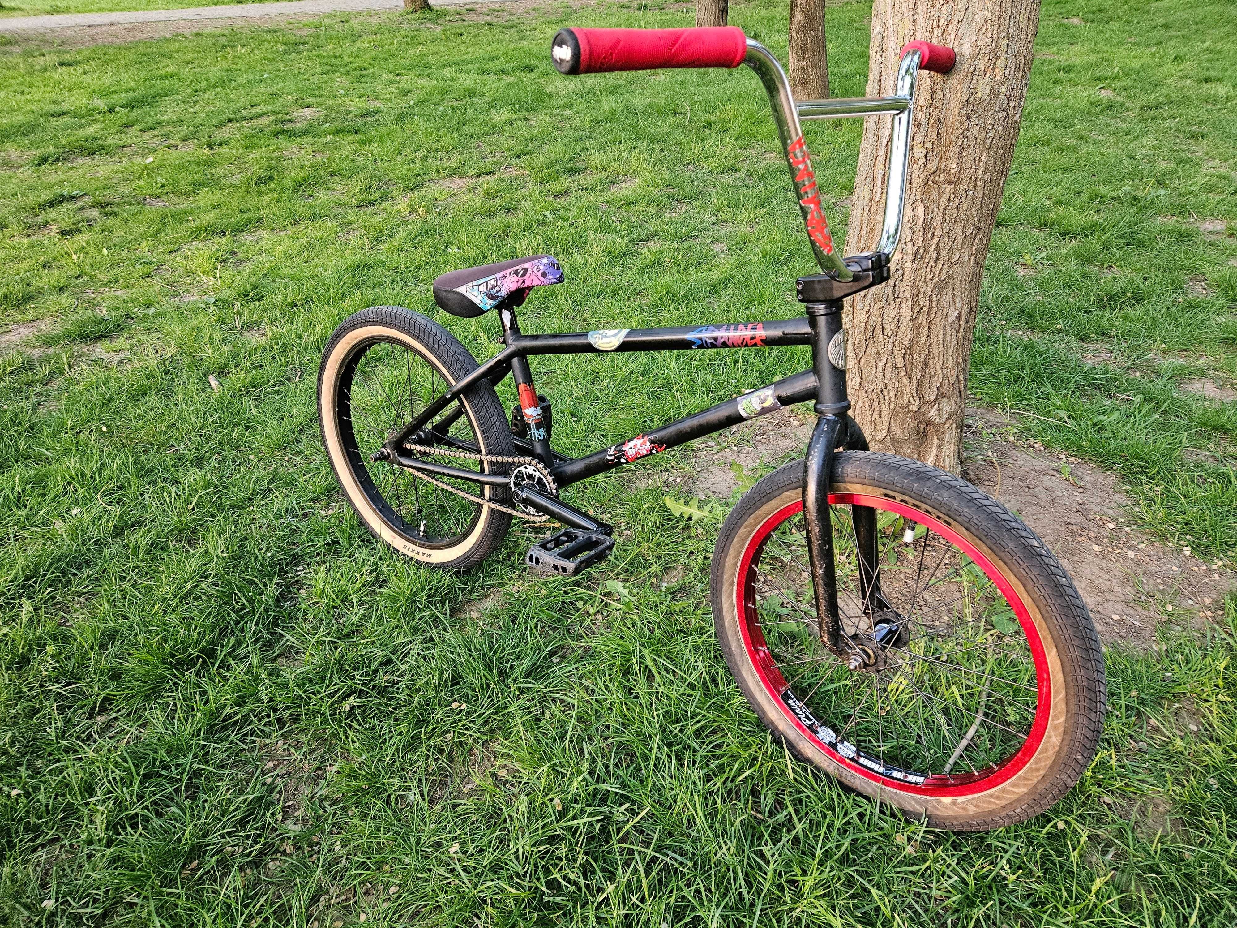 Bicicleta BMX custom, 9 kg, cadru Stranger, piese de top