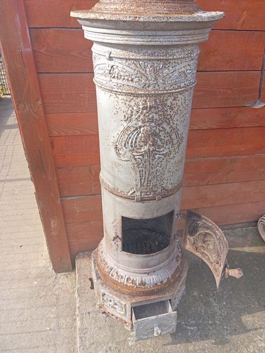 Sobă pe lemne în stare bună